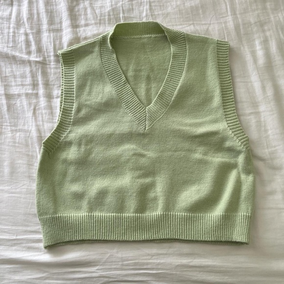 Tops - Green Cropped Vest